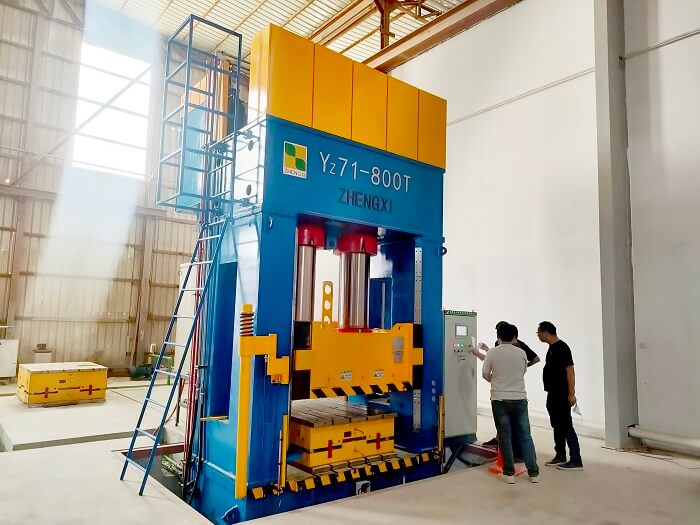 1200-тонный гидравлический пресс для штамповки панели водяного резервуара из FRP